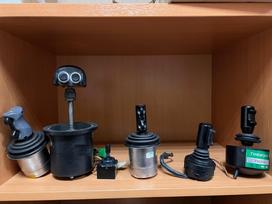 John Deere Moduliai, joystick'ai, ekranai