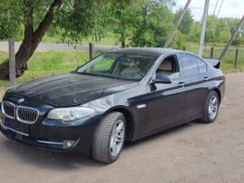 BMW 530 Ardyme turime keletą tokio modelio automobilių skirtingų spalvų