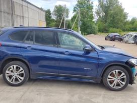 BMW X1 Ardyme turime keletą tokio modelio automobilių skirtingų spalvų