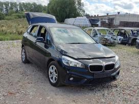 BMW 216 Active Tourer Ardyme turime keletą tokio modelio automobilių skirtingų spalvų
