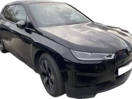 BMW iX dalimis.
