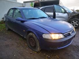 Opel Vectra dalimis. Automobilis ardomas