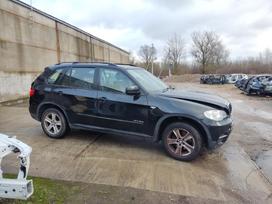 BMW X5 Ardyme turime keletą tokio modelio automobilių skirtingų spalvų