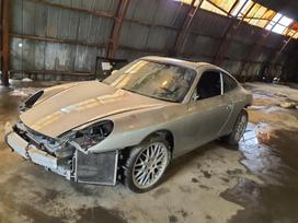 Porsche 911 dalimis. Be variklio dezes salonao zibintu