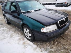 Skoda Octavia dalimis. Automobilis ardomas