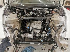 Tesla Model 3 Kas matosi nuotraukoje durys pilnos priekinio stiklo nera