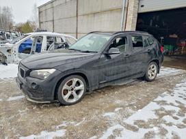 BMW X1 Ardyme turime keletą tokio modelio automobilių skirtingų spalvų