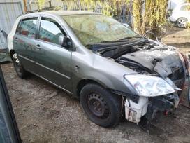 Toyota Corolla dalimis. Automobilis ardomas