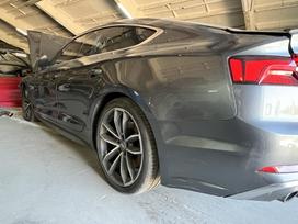 Audi A5 dalimis. audi s5 usa aklos zonos led skydelis carbon spor