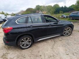 BMW X1 dalimis. Spalvos kodas 475 black sapphire metallic salonas