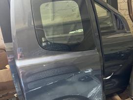 Ford Ranger dalimis. Yra daugiau šio modelio detaliu durys radijatoriai p