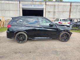 BMW X5 Ardyme turime keletą tokio modelio automobilių skirtingų spalvų