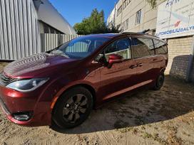 Chrysler Pacifica Limited s hybrid perkant naudotą autodetalę ir keičiant ją m