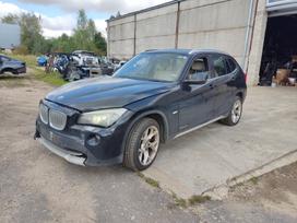 BMW X1 Ardyme turime keletą tokio modelio automobilių skirtingų spalvų