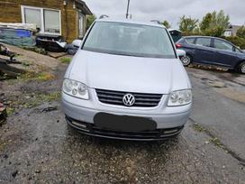 Volkswagen Touran Variklio kod avq pavaru dėžės kod fyg spalvos kod la7w