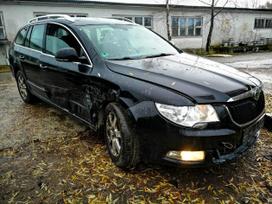 Skoda Superb dalimis. Automobilis ardomas