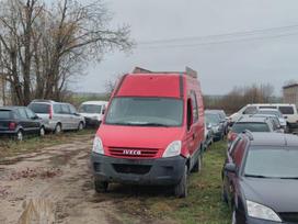 Iveco Daily по частям. Yra keli vienetai ardomu tokiu automobiliu
