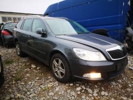 Skoda Octavia dalimis. Automobilis ardomas