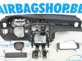 Mercedes-Benz GLC klasė, panele su HUD su raudona siule, dashboard