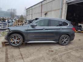 BMW X1 Ardyme turime keletą tokio modelio automobilių skirtingų spalvų