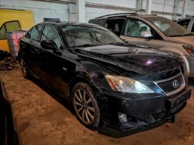 Lexus Is klasė dalimis. Automobilis ardomas