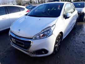 Peugeot 208 dalimis. Automobilis pradedamas ardyti mus rasite garliava vasa
