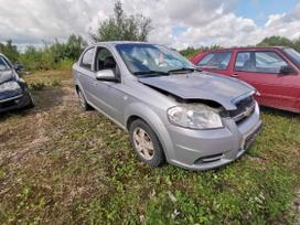 Chevrolet Aveo dalimis. Automobilis ardomas