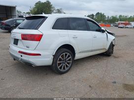 Audi Q7 dalimis. Usa dalimis