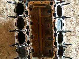 Maserati GranTurismo dzinēja detaļas