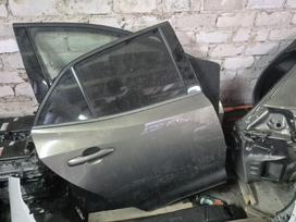 Toyota Corolla dalimis. Juodas stogas desines puses durys galinis sparnas desi