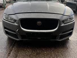 Jaguar XE dalimis. Ką tik gautas automobilis variklio defektas