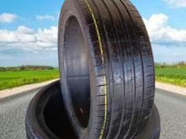 Pirelli P ZERO E PZ4, летние 255/40 R22