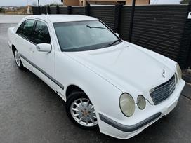 Mercedes-Benz E270, 2.7 l., saloon / sedan