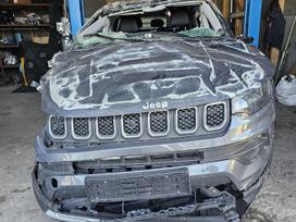 Jeep Compass dalimis. Europinis automobilis auto pradedamas ardyti mus ras