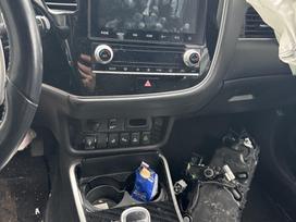 Mitsubishi Outlander, 2.4 l., off-road / crossover