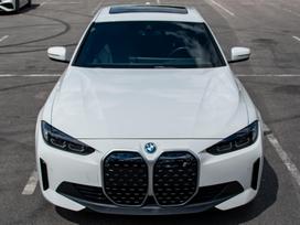 BMW i4, 70 kWh, hečbekas