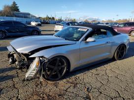 Ford Mustang по частям. Sveikas priekinis stiklas www allbids lt info allbi