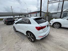 Audi Q3, 2.0 l., off-road / crossover