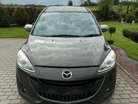 Mazda 5 dalimis. Automobilis pradetas ardyti
