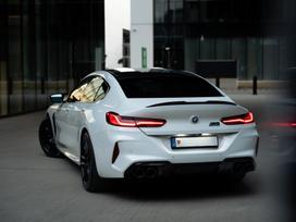 BMW M8, 4.4 l., sedanas