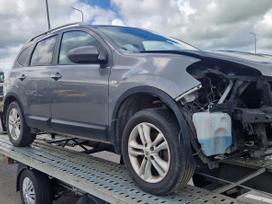 Nissan Qashqai+2 dalimis. Yra visos priekio