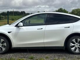 Tesla Model Y, 75 kWh, off-road / crossover