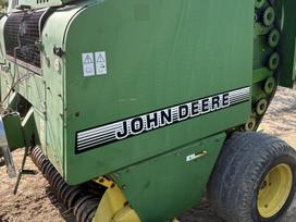 John Deere 575, presai