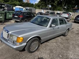 Mercedes-Benz 560, Седан