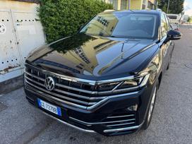 Volkswagen Touareg, 3.0 l., off-road / crossover