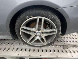 Mercedes-benz E550 dalimis. Maza rida medinis