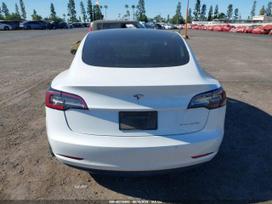 Tesla Model 3, Седан