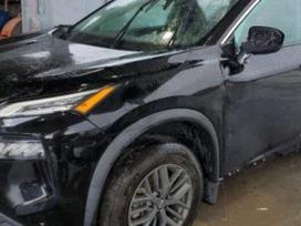 Nissan Rogue Automobilis ardomas dalimis