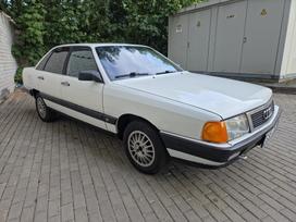 Audi 100, 1.8 l., saloon / sedan