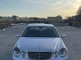 Mercedes-Benz E220, Седан